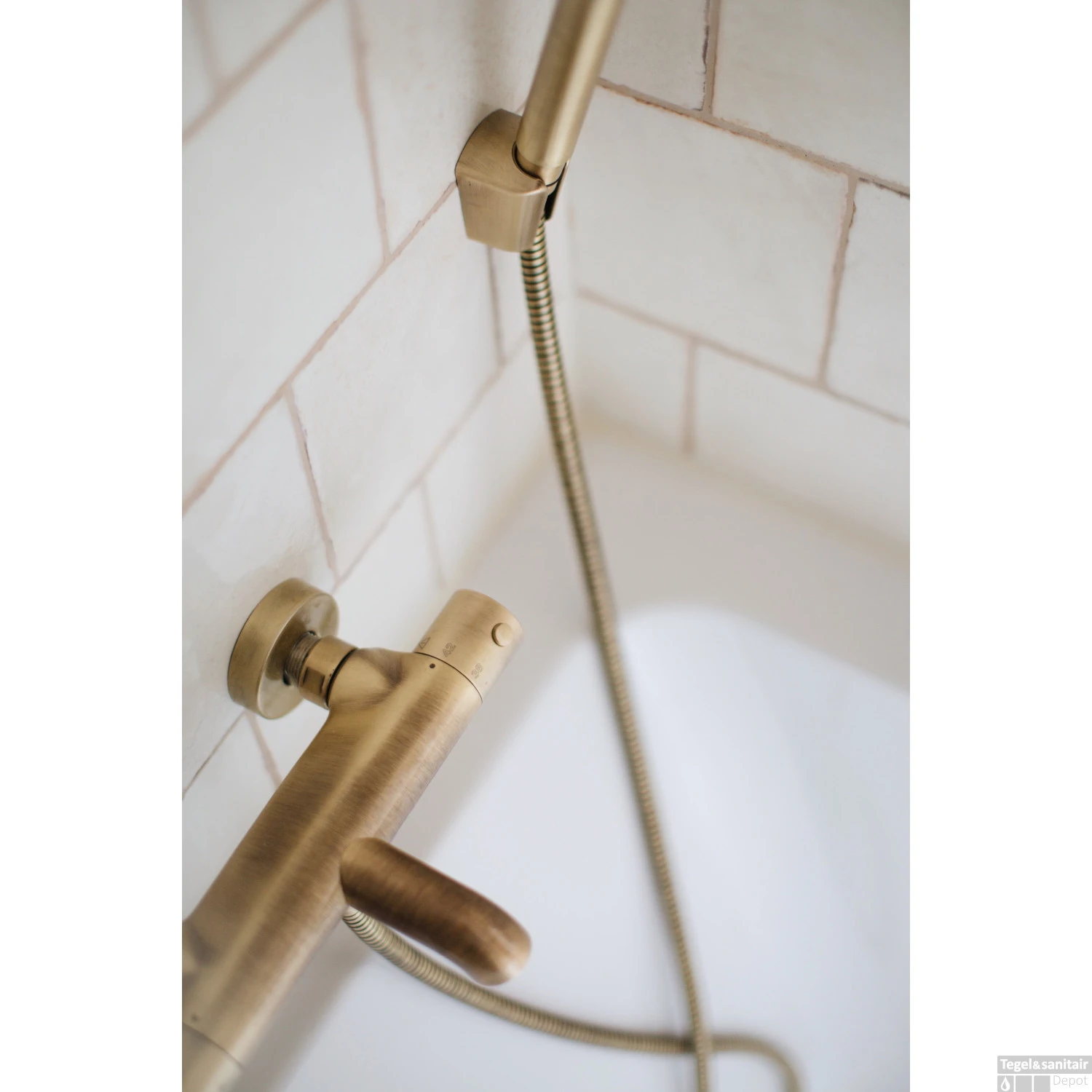 Badkraan Opbouw Salenzi Giro Gegalvaniseerd Geborsteld Messing Goud 5 Badkraan Opbouw Salenzi Giro Gegalvaniseerd Geborsteld Messing Goud - Afbeelding 3