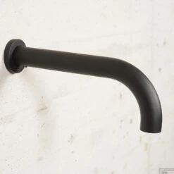 Baduitloop Salenzi Giro 20 Cm Mat Zwart -Hansgrohe Badkamerinterieur Winkel baduitloop salenzi giro 20 cm mat zwart sfeer1