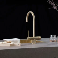 Kokendwaterkraan Selsiuz Steel Rond Gold Inclusief Single Boiler -Hansgrohe Badkamerinterieur Winkel kokendwaterkraan selsiuz steel round inclusief boiler goud sfeer 2