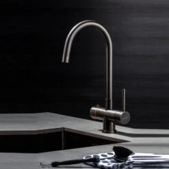 Kokendwaterkraan Selsiuz Steel Rond Gun Metal Inclusief Single Boiler -Hansgrohe Badkamerinterieur Winkel kokendwaterkraan selsiuz steel round inclusief boiler gun metal sfeer