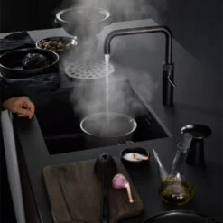 Quooker Fusion Square Mat Zwart Met Combi Boiler -Hansgrohe Badkamerinterieur Winkel quooker zwart detail 2