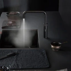 Quooker Fusion Square Mat Zwart Met Combi Boiler + -Hansgrohe Badkamerinterieur Winkel quooker fusion square black met pro3 vaq e boiler sfeer1 5