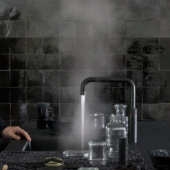 Quooker Fusion Square Mat Zwart Met Combi Boiler + -Hansgrohe Badkamerinterieur Winkel quooker fusion square black met pro3 vaq e boiler sfeer2