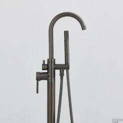 Vrijstaande Badkraan Boss & Wessing Exclusive Met Handdouche Gunmetal -Hansgrohe Badkamerinterieur Winkel vrijstaande badkraan boss wessing exclusive met handduoche gunmetal detail