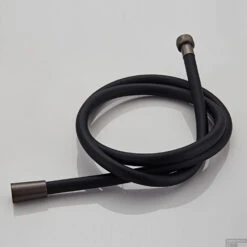 Vrijstaande Badkraan Boss & Wessing Exclusive Pro Mat Zwarte Handdouche Gunmetal -Hansgrohe Badkamerinterieur Winkel vrijstaande badkraan boss wessing exclusive pro mat zwarte handdouche gunmetal detail