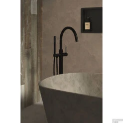 Vrijstaande Badkraan Brauer Black Met Handdouche Staafmodel Mat Zwart -Hansgrohe Badkamerinterieur Winkel vrijstaande badkraan brauer black met handdouche staafmodel mat zwart sfeer2