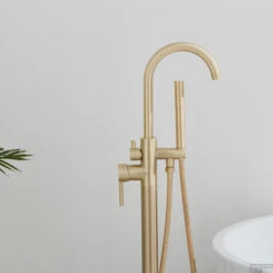 Vrijstaande Badkraan Boss & Wessing Gold Geborsteld Messing Mat Goud 11 Vrijstaande Badkraan Boss & Wessing Gold Geborsteld Messing Mat Goud -Hansgrohe Badkamerinterieur Winkel vrijstaande badkraan bws gold geborsteld messing mat goud sfeer3