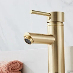 Wastafelkraan Boss & Wessing Gold Geborsteld Messing Mat Goud -Hansgrohe Badkamerinterieur Winkel wastafelkraan boss wessing gold geborsteld messing mat goud sfeer2