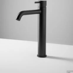 Wastafelkraan Opbouw Hoog Salenzi Giro Gepoedercoat Messing Mat Zwart -Hansgrohe Badkamerinterieur Winkel wastafelkraan hoog opbouw mat zwart sfeer1